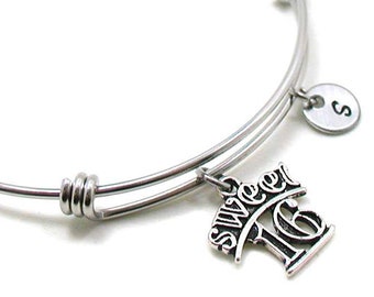 Puede incluir: Pulsera extensible de plata con un dije que dice "Sweet 16" y un pequeño dije con la letra "S".