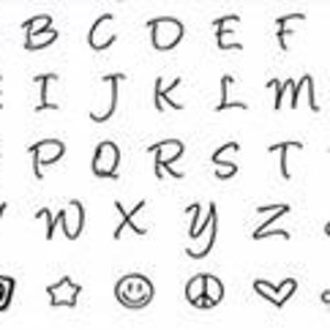 Puede incluir: Un alfabeto en blanco y negro con letras cursivas, una ampersand y s&iacute;mbolos, incluyendo una espiral, una estrella, una cara sonriente, un signo de paz, un coraz&oacute;n y una flor.
