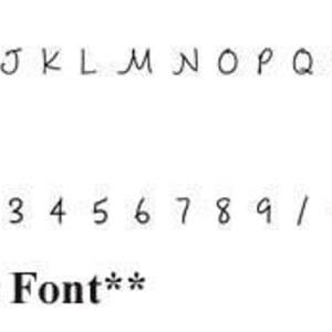 Op de afbeelding: Een lettertype-alfabetkaart met hoofdletters A tot en met Z en cijfers 0 tot en met 9, samen met leestekens, een koppelteken en een ampersand. Het lettertype heet "Tucker Font".