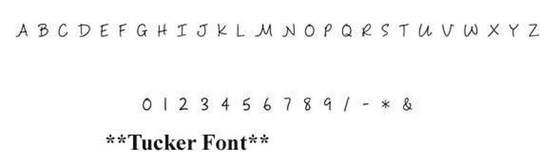Op de afbeelding: Een lettertype-alfabetkaart met hoofdletters A tot en met Z en cijfers 0 tot en met 9, samen met leestekens, een koppelteken en een ampersand. Het lettertype heet "Tucker Font".