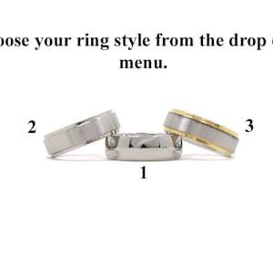 Op de afbeelding: Drie verschillende stijlen van trouwringen voor mannen. De eerste ring is een eenvoudige zilveren ring. De tweede ring is een zilveren ring met een geborstelde afwerking. De derde ring is een zilveren ring met een gouden rand.
