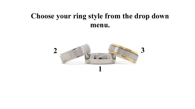 Op de afbeelding: Drie verschillende stijlen van trouwringen voor mannen. De eerste ring is een eenvoudige zilveren ring. De tweede ring is een zilveren ring met een geborstelde afwerking. De derde ring is een zilveren ring met een gouden rand.
