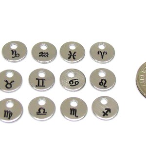 Puede incluir: Doce abalorios de plata con s&iacute;mbolos del zod&iacute;aco, cada abalorio tiene un peque&ntilde;o agujero para sujetarlo a un collar o pulsera. Los abalorios son aproximadamente del tama&ntilde;o de una moneda de diez centavos.