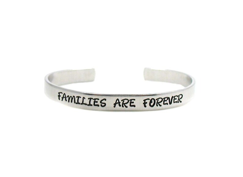 Peut inclure: Bracelet en argent avec l'inscription "Les familles sont &eacute;ternelles".