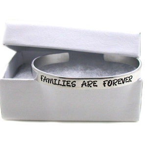 Peut inclure: Un bracelet jonc argent&eacute; avec l'inscription "Families are forever". Le bracelet est dans une bo&icirc;te cadeau blanche.