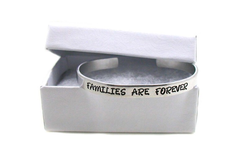 Peut inclure: Un bracelet jonc argent&eacute; avec l'inscription "Families are forever". Le bracelet est dans une bo&icirc;te cadeau blanche.
