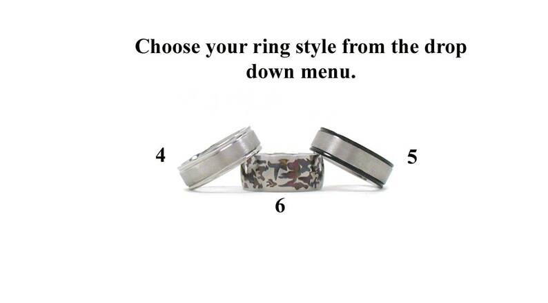 Op de afbeelding: Drie verschillende stijlen van herenringen. De eerste ring is een eenvoudige zilveren band. De tweede ring is een zilveren band met een zwarte inlay. De derde ring is een zilveren band met een textuurpatroon.