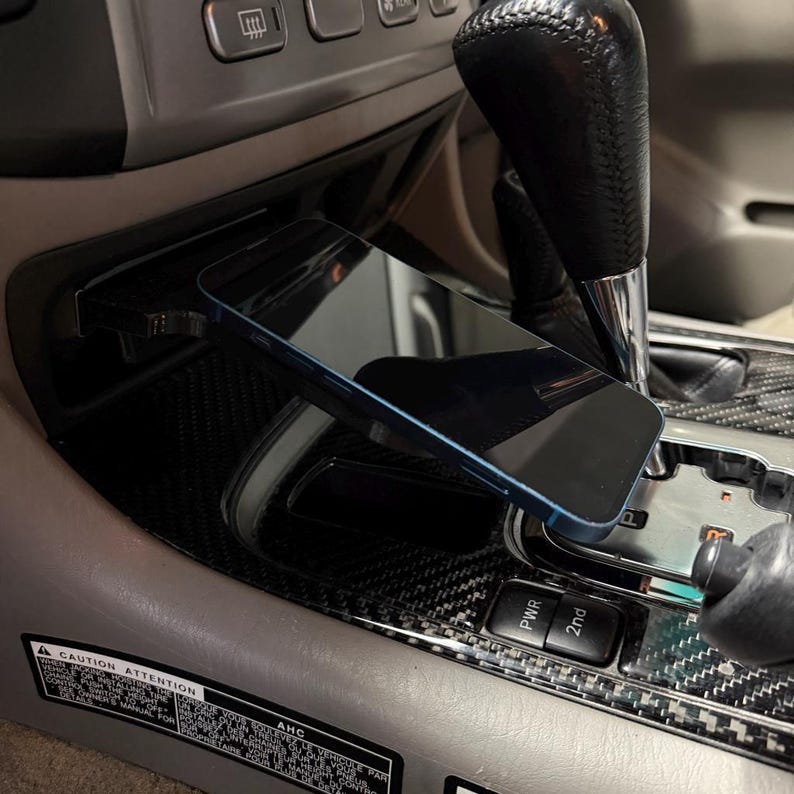 LAND CRUSIER 100 (1998–2007) Phone Holder – Ashtray Slot Mount, Hidden Cable Management bild 6