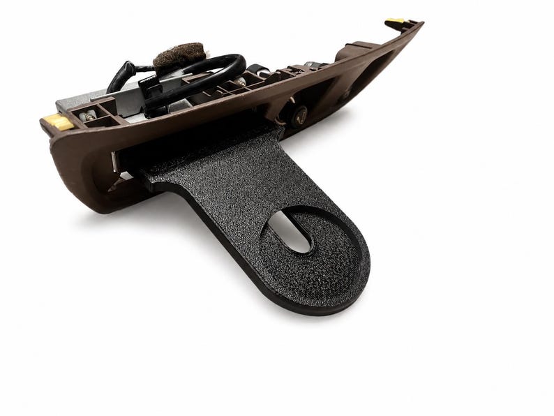 LAND CRUSIER 100 (1998–2007) Phone Holder – Ashtray Slot Mount, Hidden Cable Management MagSafe charger