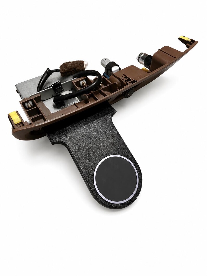 LAND CRUSIER 100 (1998–2007) Phone Holder – Ashtray Slot Mount, Hidden Cable Management bild 7