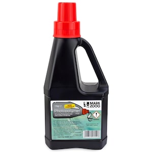 Könnte beinhalten: Eine schwarze Plastikflasche mit rotem Deckel, die 1 kg Photopolymer enthält. Die Flasche hat einen Griff und ein Etikett mit Produktinformationen und einem Warnsymbol. Das Produkt stammt von Mark 2000.