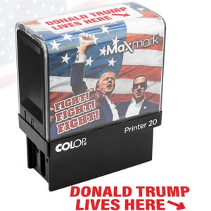 Donald Trump Lives Here - Selbstfarbstempel für Trump 2024 Merchandise, Büroartikel - Viele Designs - Unterstützt amerikanische Familien!