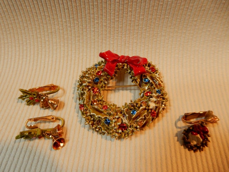 Enameled Art Christmas Wreath Brooch and Earrings