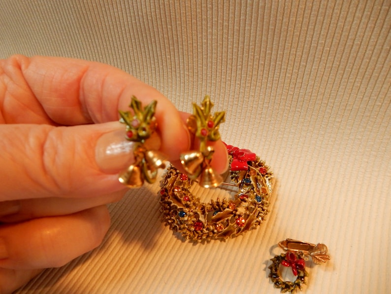 Enameled Art Christmas Wreath Brooch and Earrings
