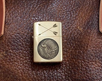 Zippo único con busto de bisonte grabado en latón macizo / Regalo personalizado para hombre / Zippo de latón macizo / Regalo para él / Zippo personalizado / Coleccionista de Zippo
