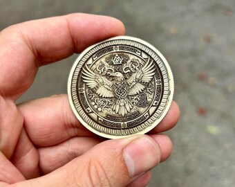 Moneda EDC con símbolo nórdico de latón macizo de 50 mm / Martillo de Thor y Huginn Muninn / Fabricada en EE. UU. / Moneda vikinga