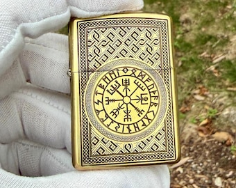 Armadura de latón grabado Zippo Helm of Awe con patrón nórdico pintado a mano. Hecho en EE. UU.