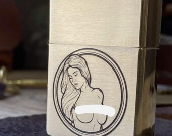 Encendedor Zippo de latón con armadura grabada con diseño de chica pin-up vintage de Heads & Tails / Encendedor coleccionable fabricado en EE. UU.