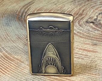 Encendedor Zippo personalizado con diseño único de Tiburón en 3D / Zippo de latón grabado para hombre / Regalo especial para coleccionistas / Artículo de colección inspirado en la película de terror "Ataque de Tiburón"