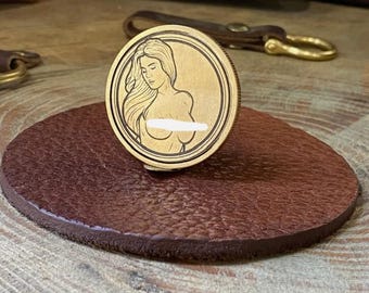 Moneda EDC de latón macizo de 40 mm con diseño de cara o cruz / Pin-up vintage – Fabricada y grabada en EE. UU.