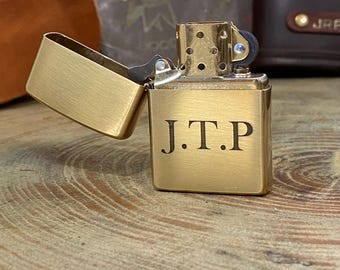 Encendedor Zippo personalizado de latón con diseño de armadura - Regalo para el Día del Padre/Padrino de boda