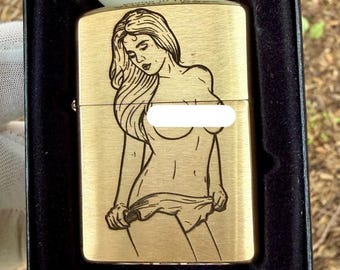 Zippo de latón con armadura grabada con chica pin-up vintage / Encendedor coleccionable fabricado en EE. UU.