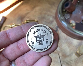 Moneda EDC con la bandera de Barbanegra: Moneda de desafío pirata de latón macizo / Ficha Jolly Roger de 40 mm / Portamonedas de bolsillo Edward Teach