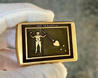 Encendedor Zippo con la bandera de Barbanegra: Armadura de latón con grabado profundo, fabricado en EE. UU.
