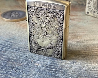 La Catrina / Día de los Muertos / Encendedor Zippo de latón - Personalízalo con nombre, frase u oración - Hecho en EE. UU.
