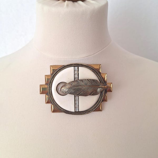 エルマニ・ブラッティ 1980年代 アールデコ調の大きなブローチ。骨に葉っぱ、真鍮、ラインストーン付き。コレクター向けサイン入りアイテム。コレクターへのギフト。