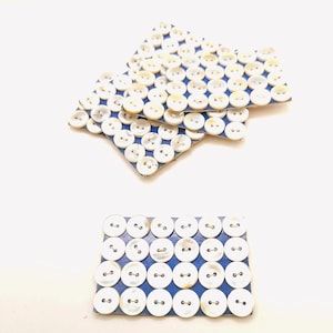 Kaart met 24 kleine roomwitte antieke parelmoer knopen, couturepop maken kinderknopen plakboek dagboek ambachten 9,5 mm 3/8"