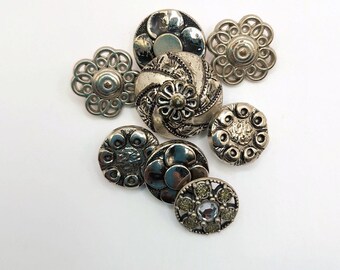 Lot mixte 8 boutons vintage couleur argent en métal et aspect métal pour l'artisanat dans des styles assortis de différentes périodes, bijoux artisanaux en boutons