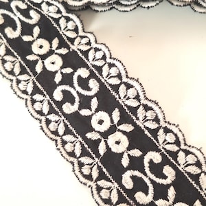 Brede zwarte lintafwerking met witte geborduurde bloemen voor riem gitaarband kussenafwerking folklore landelijke stijl, 4,7 cm breed stuk 2,5 meter