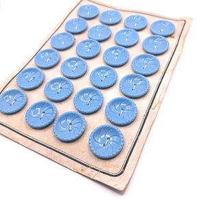 Bellissimi bottoni a forma di fiore azzurro polvere 24 su cartoncino originale degli anni '40, cucito storico d'epoca, uncinetto per maglieria, 23 mm con motivo a vortice
