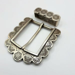 Hebilla vintage de metal rectangular grande grabada con flores, estilo español del medio oeste adecuada para cinturón de cuero, marroquinería, 7 x 6,5 cm imagen 1