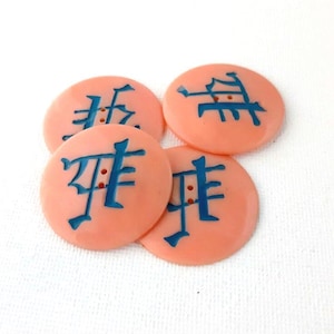 Bottoni in celluloide rosa molto grandi degli anni '30 con un personaggio asiatico blu, stile insolito per cappotti, costumi, scrapbooking, diario di viaggio, 34 mm, set da 4