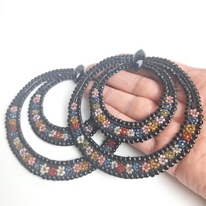 Grandi cerchi decorativi antichi degli anni '20, applicazioni di perline, pezzi forti per film, teatro e costumi, perline nere con fiori multicolori, 10 cm, set da 2