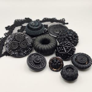様々な黒のサウタッシュブレード装飾用ヴィンテージボタン（単品販売）ネオヴィクトリアン、コスチューム＆ジュエリー製作