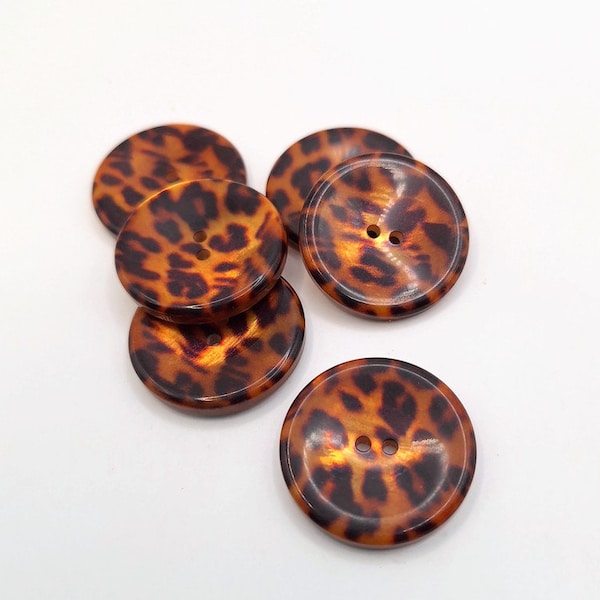 Leopardendruckknöpfe in orange und braun, Tiefe des Musters auf künstlichem Perlmuttträger, vinatge alte Lagerware aus den 90er Jahren, 27 mm Set von 6