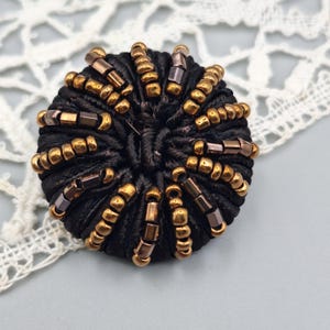 Brauner Seidensoutache-Knopf mit Bronzeperlen, Couturier Posamenterie (30 mm)