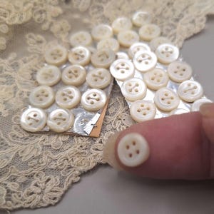 Kleine antieke parelmoer knoopjes, set van 12 (8,5 mm) op originele kaart voor couture designer poppenkleding