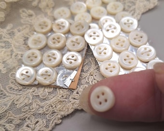12 kleine antike Perlmuttknöpfe (8,5 mm) auf original Karte für Couture Designer Puppenkleidung