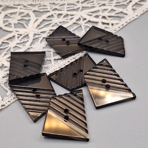 Oregelbundet formade plexiglasknappar i rökig spegel, konstnärligt minimalistiskt geometriskt utseende, herrkläder, stickad kappa, jacka, ca 3 cm (set om 7)