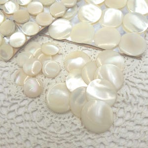 Antike Perlmuttknöpfe cremefarben in 2 Größen in 2 Größen Knöpfe 1920er Jahre, zum Nähen, für Strickwaren oder Sets mit 8 Knöpfen