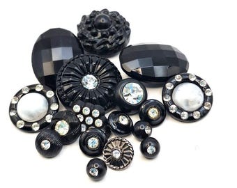 Lot De 17 Boutons Anciens Strass Sur Plastique Noir, Diamètre 28 Mm - Neufs, Pour Artisanat