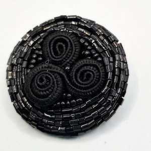 Singolo grande bottone in vetro nero con perlina e soutache vintage, look anni '30, stile neo vittoriano, artigianato di riciclo di gioielli 4,2 cm