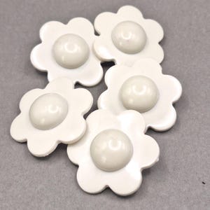 Könnte beinhalten: Eine weiße Keramik-Tasse mit schwarzem Henkel und dem Text "But First, Coffee" in schwarzer, fetter Schrift. Die Tasse steht auf einer weißen Oberfläche.