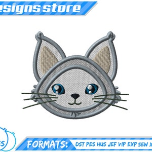 Puede incluir: Dise&ntilde;o bordado de una cara de gato gris con ojos azules. Las orejas del gato est&aacute;n levantadas y tiene una peque&ntilde;a nariz rosa. El dise&ntilde;o es perfecto para agregar un toque de fantas&iacute;a a cualquier proyecto.