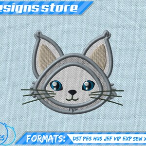 Puede incluir: Dise&ntilde;o bordado de un lindo gato gris con ojos azules. La cara del gato est&aacute; delineada en gris y las orejas son de un tono gris m&aacute;s claro. El dise&ntilde;o es perfecto para agregar un toque de fantas&iacute;a a cualquier proyecto.