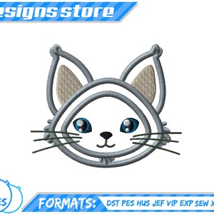 Puede incluir: Dise&ntilde;o bordado de un lindo gato de dibujos animados con pelaje gris, ojos azules y cara blanca. El gato est&aacute; mirando directamente al espectador. El dise&ntilde;o est&aacute; disponible en seis tama&ntilde;os y diez formatos.